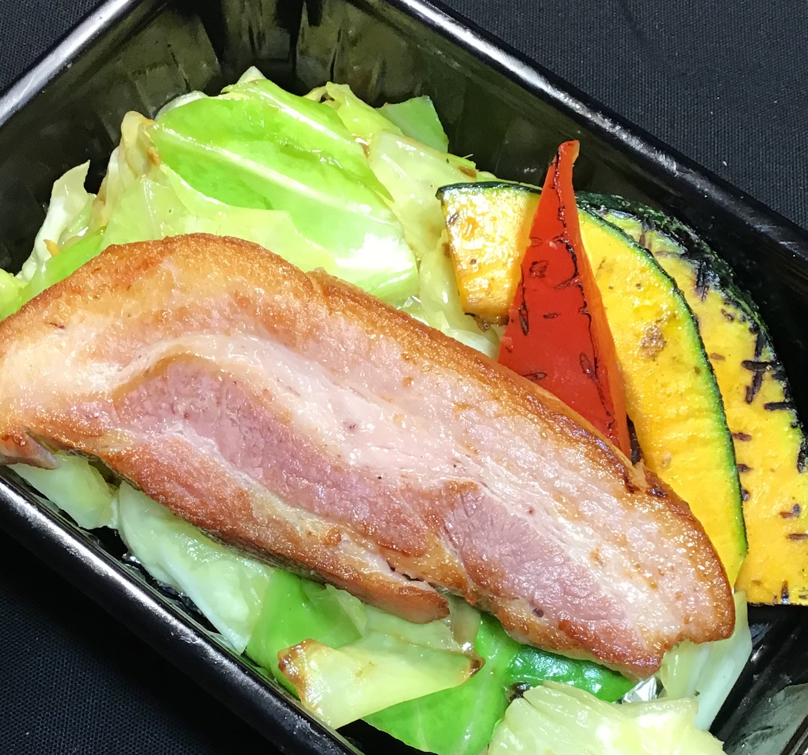 アルプスの岩塩でじっくり漬け込んだ茶美豚バラ肉のグリル グリル野菜添え