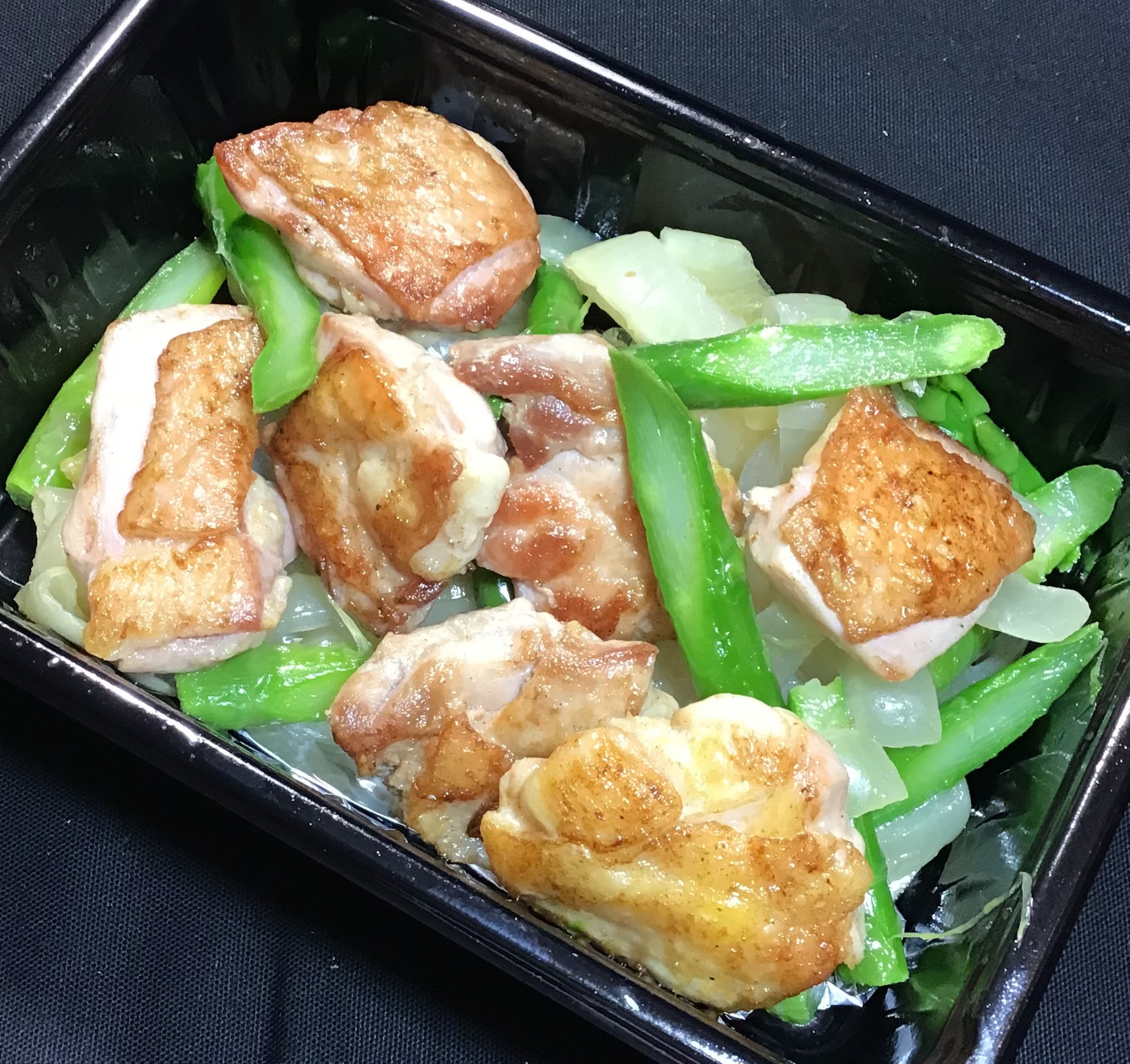 鶏肉とアスパラのガーリックソテー