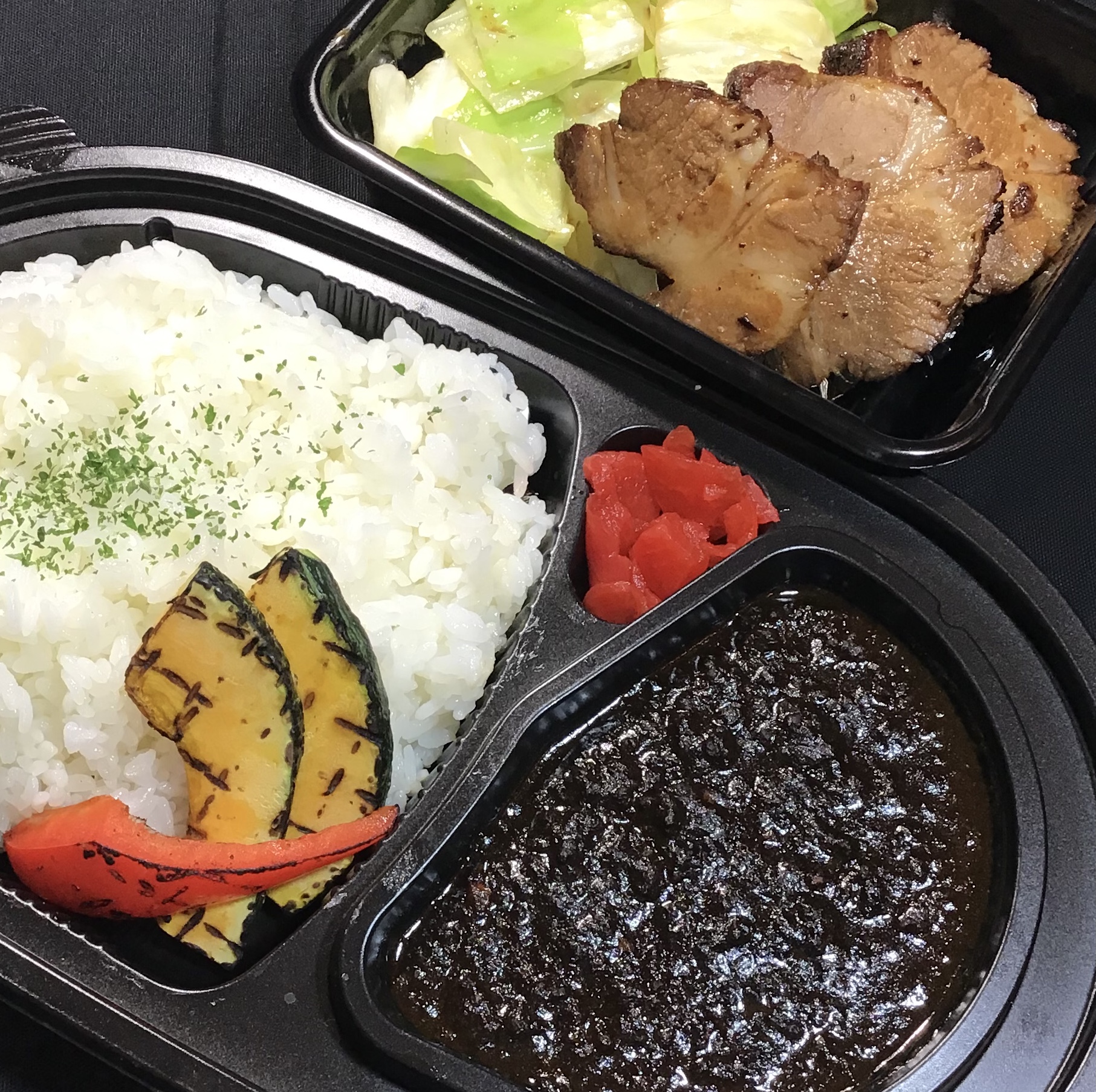 挽き肉の黒マサラカレー&厚切りチャーシュー グリル野菜添え