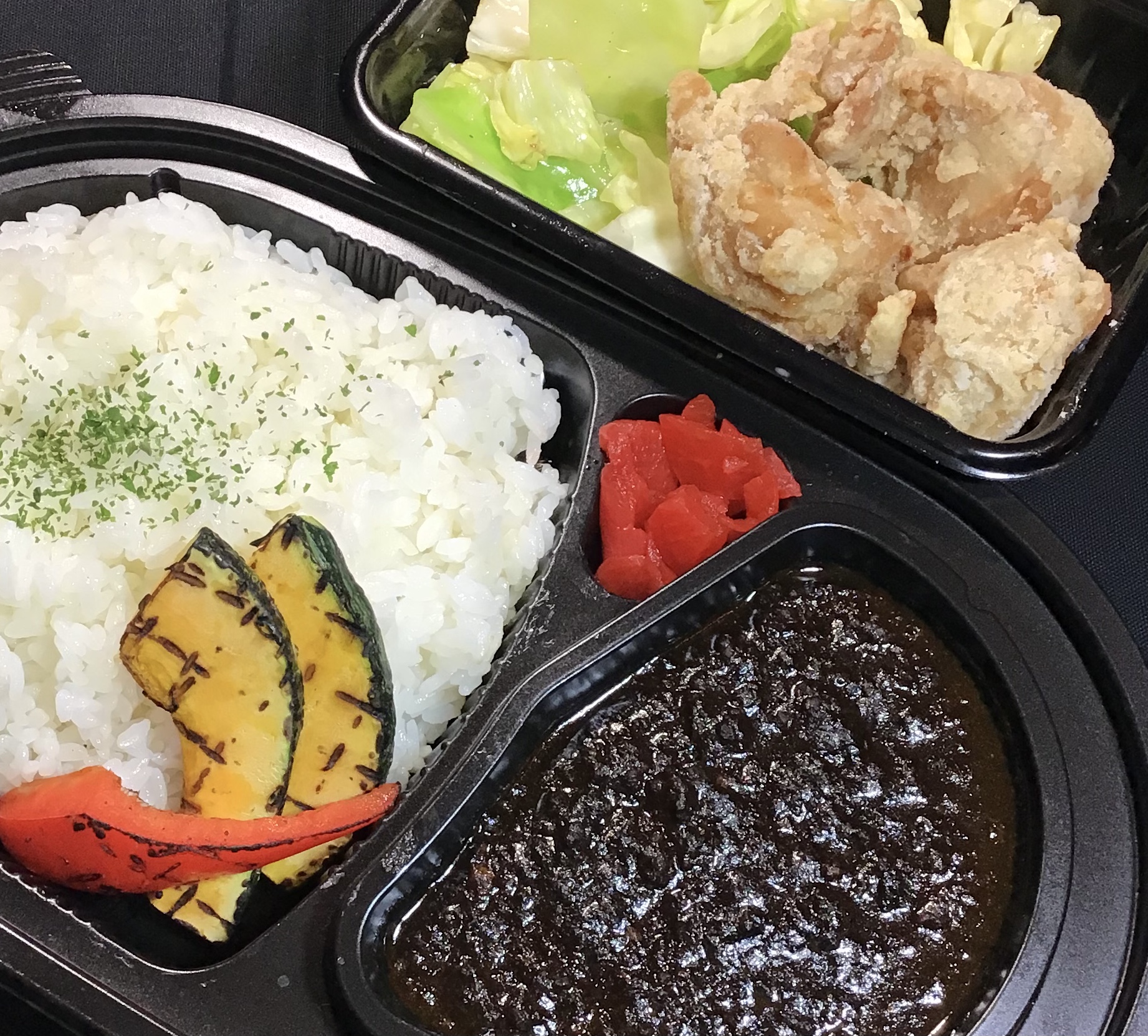 挽き肉の黒マサラカレー&鶏もも肉の唐揚げ グリル野菜添え